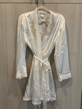 Linea Donatella Ivory Satin Embroidered Robe Sz S/M